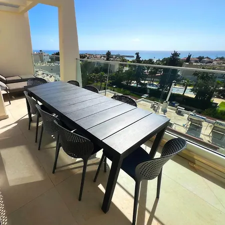 Marina Sea Breeze Apartment, Sleeps 8, Free Wi-fi *