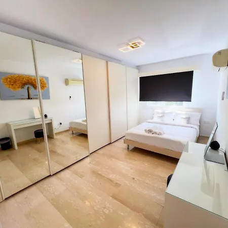 Marina Sea Breeze Apartment, Sleeps 8, Free Wi-fi 公寓 利马索尔