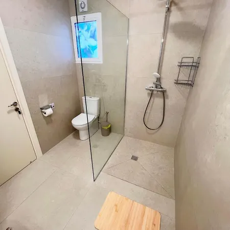 Marina Sea Breeze Apartment, Sleeps 8, Free Wi-fi 利马索尔