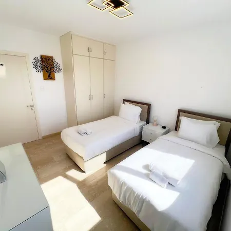 Marina Sea Breeze Apartment, Sleeps 8, Free Wi-fi