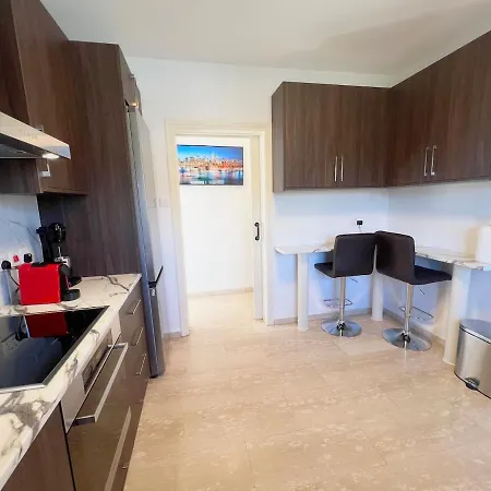 公寓 Marina Sea Breeze Apartment, Sleeps 8, Free Wi-fi 利马索尔