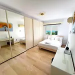 Marina Sea Breeze Apartment, Sleeps 8, Free Wi-fi * Limassol