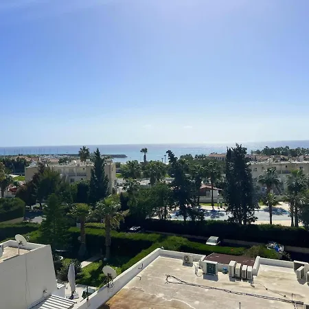 Marina Sea Breeze Apartment, Sleeps 8, Free Wi-fi לימסול