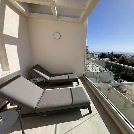Marina Sea Breeze Apartment, Sleeps 8, Free Wi-fi * לימסול