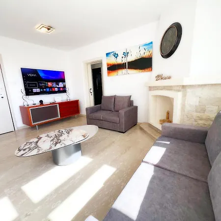 Marina Sea Breeze Apartment, Sleeps 8, Free Wi-fi *