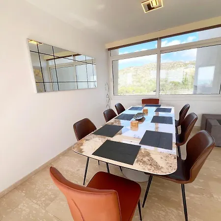 Marina Sea Breeze Apartment, Sleeps 8, Free Wi-fi * לימסול