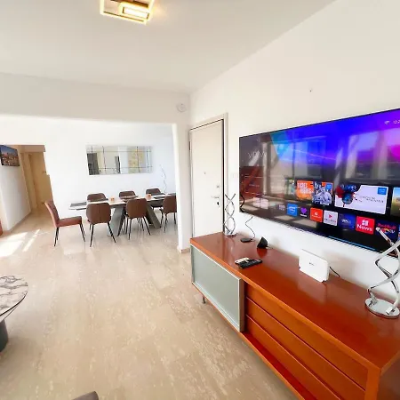 Marina Sea Breeze Apartment, Sleeps 8, Free Wi-fi * Limassol