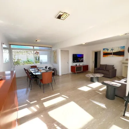 Marina Sea Breeze Apartment, Sleeps 8, Free Wi-fi דירה *