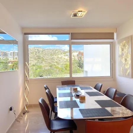דירה Marina Sea Breeze Apartment, Sleeps 8, Free Wi-fi לימסול