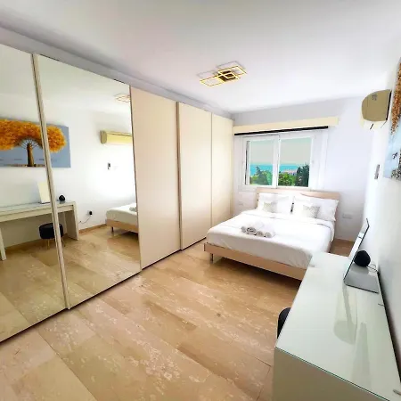 Marina Sea Breeze Apartment, Sleeps 8, Free Wi-fi * לימסול