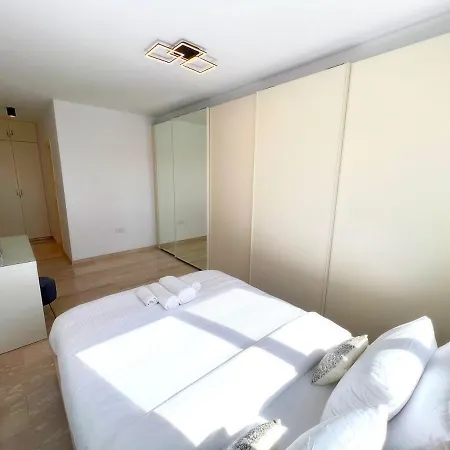 Marina Sea Breeze Apartment, Sleeps 8, Free Wi-fi * לימסול