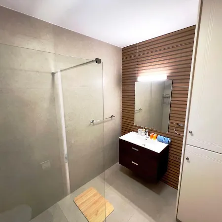 Marina Sea Breeze Apartment, Sleeps 8, Free Wi-fi * לימסול