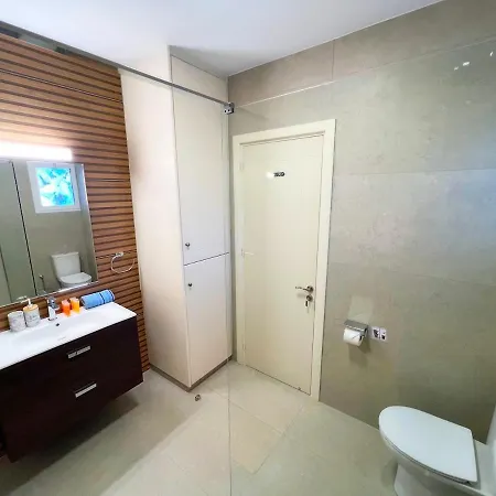 Marina Sea Breeze Apartment, Sleeps 8, Free Wi-fi