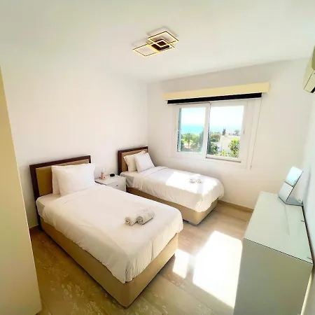 דירה Marina Sea Breeze Apartment, Sleeps 8, Free Wi-fi לימסול