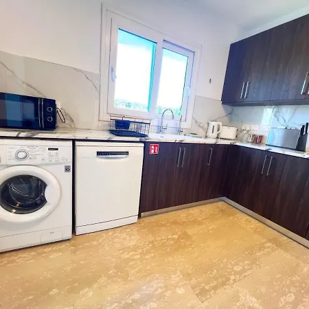 Marina Sea Breeze Apartment, Sleeps 8, Free Wi-fi דירה *