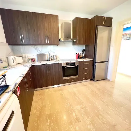 Marina Sea Breeze Apartment, Sleeps 8, Free Wi-fi דירה לימסול