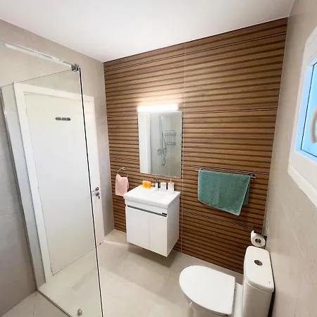 Marina Sea Breeze Apartment, Sleeps 8, Free Wi-fi דירה *