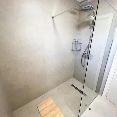 Marina Sea Breeze Apartment, Sleeps 8, Free Wi-fi *