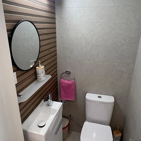 Marina Sea Breeze Apartment, Sleeps 8, Free Wi-fi דירה *