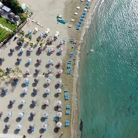 Marina Sea Breeze Apartment, Sleeps 8, Free Wi-fi * לימסול