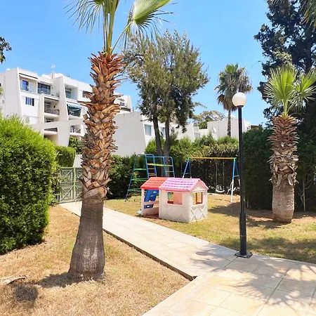 Marina Sea Breeze Apartment, Sleeps 8, Free Wi-fi דירה לימסול