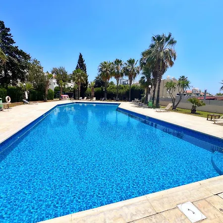 Marina Sea Breeze Apartment, Sleeps 8, Free Wi-fi לימסול