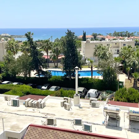 Marina Sea Breeze Apartment, Sleeps 8, Free Wi-fi דירה לימסול