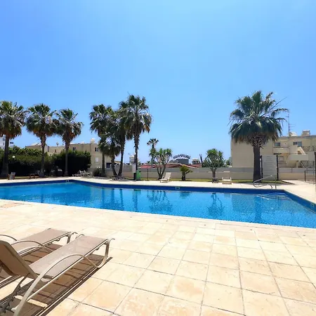 דירה Marina Sea Breeze Apartment, Sleeps 8, Free Wi-fi לימסול