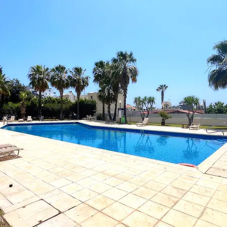 Marina Sea Breeze Apartment, Sleeps 8, Free Wi-fi לימסול