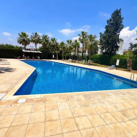 דירה Marina Sea Breeze Apartment, Sleeps 8, Free Wi-fi לימסול