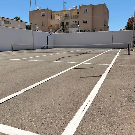 Marina Sea Breeze Apartment, Sleeps 8, Free Wi-fi דירה לימסול
