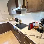Marina Sea Breeze Apartment, Sleeps 8, Free Wi-fi Apartment *