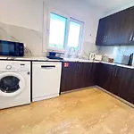 Marina Sea Breeze Apartment, Sleeps 8, Free Wi-fi Apartment *