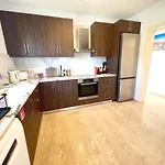 Marina Sea Breeze Apartment, Sleeps 8, Free Wi-fi Apartment Limassol