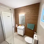 Marina Sea Breeze Apartment, Sleeps 8, Free Wi-fi Apartment *